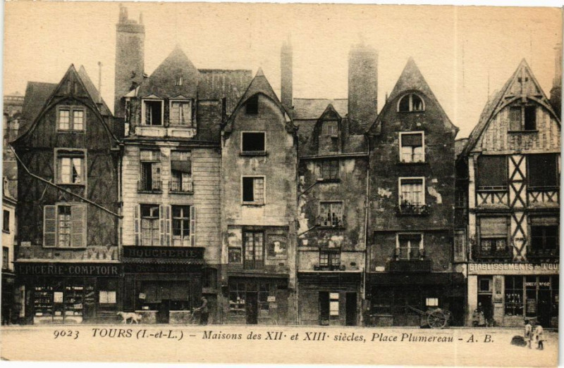 Carte postale ancienne Tours - Maison des Xii et Xiii siécles Place Plumereau à Tours