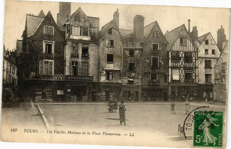 Carte postale ancienne Tours - Les Vieilles Maisons de la Place Plumereau à Tours