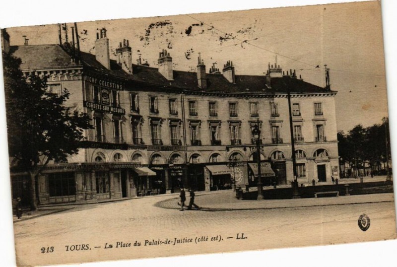 Carte postale ancienne Tours - La Place du Palais-de-Justice (coté-est) à Tours