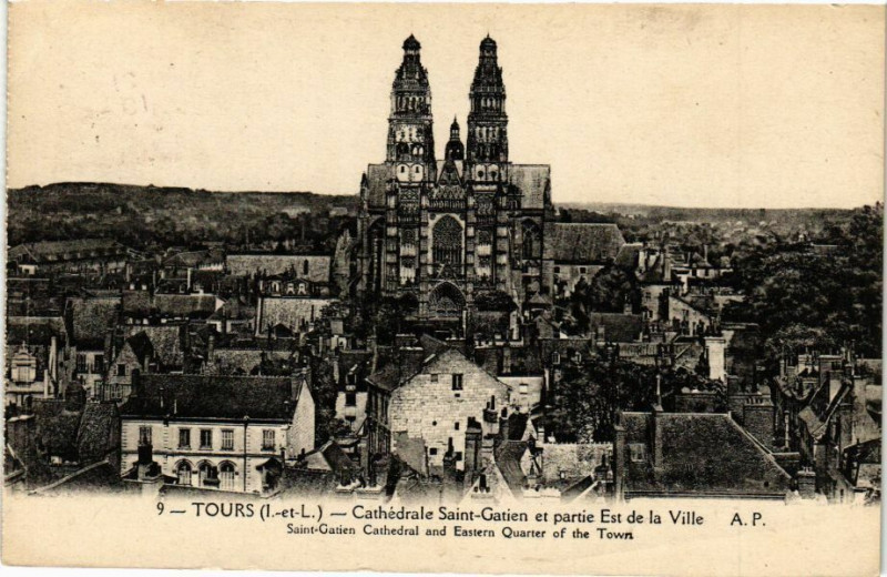 Carte postale ancienne Tours - Cathédrale St-Gatien et partie Est de la Ville à Tours