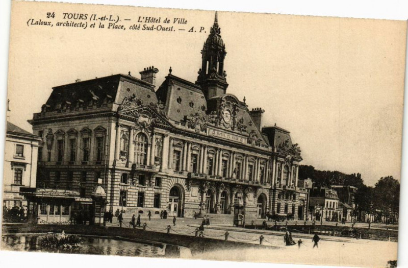 Carte postale ancienne Tours - L'Hotel de Ville (Laloux architect) et la Place à Tours