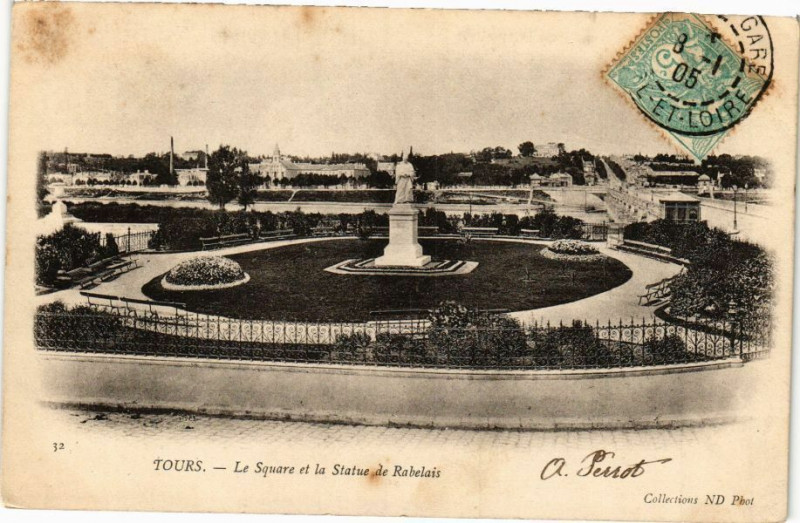 Carte postale ancienne Tours - La Square et la Statue de Rabelais à Tours