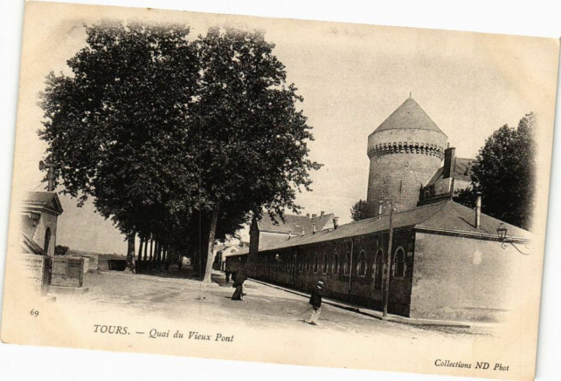 Carte postale ancienne Tours - Quai du Vieux Pont à Tours