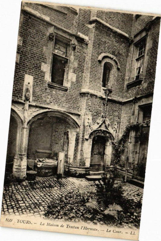 Carte postale ancienne Tours - La Maison de Tristan l'Hermite - La Cour à Tours