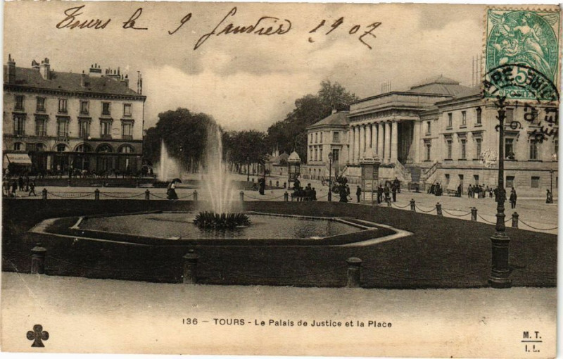 Carte postale ancienne Tours - Le Palais de Justice et la Place à Tours