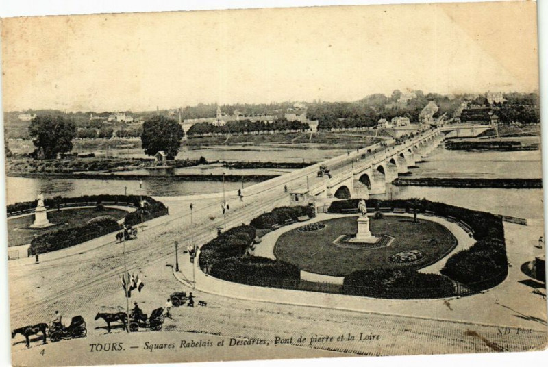 Carte postale ancienne Tours-Squares Rabelais et Décartes Pont de pierre et la Loire à Tours