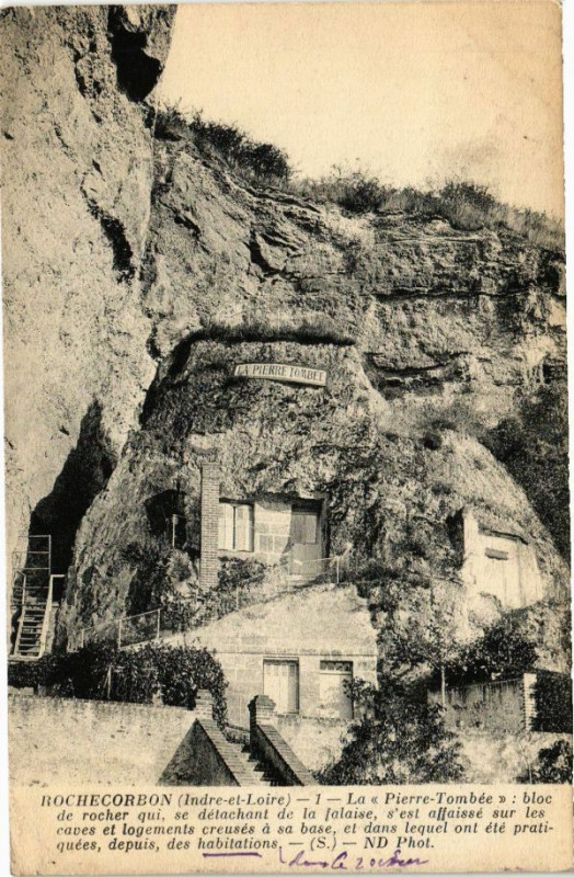 Carte postale ancienne Rochecorbon (Indre - et-Loire) - La Pierre-Tombée bloc de rocher à Rochecorbon