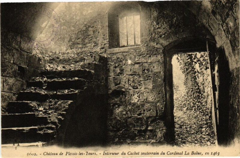 Carte postale ancienne Chateau de Plessis-les-Tours - Intérieur du Cachot souterrain du à Tours