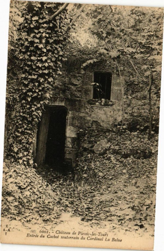 Carte postale ancienne Chateau de Plessis-les-Tours - Entrée du Cachot souterrain du à Tours