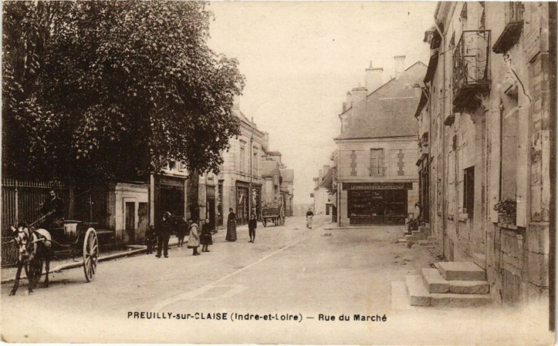Carte postale ancienne Preuilly-sur-Claise (Indre - et-Loire) - Rue du Marché à Preuilly-sur-Claise