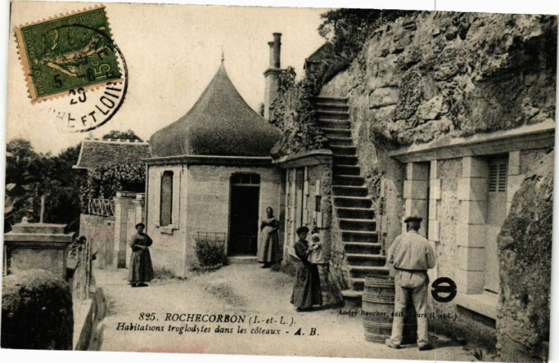 Carte postale ancienne Rochecorbon - Habitations troglodytes dans les coteaux à Rochecorbon