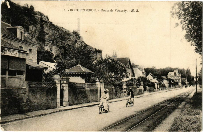 Carte postale ancienne Rochecorbon - Route de Vouvray à Rochecorbon