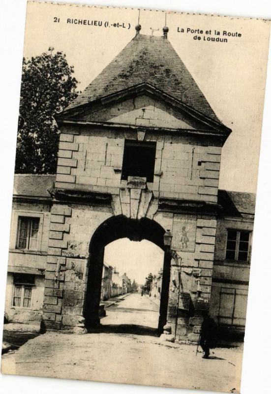 Carte postale ancienne Richelieu - La Porte et la Route de Loudun à Richelieu
