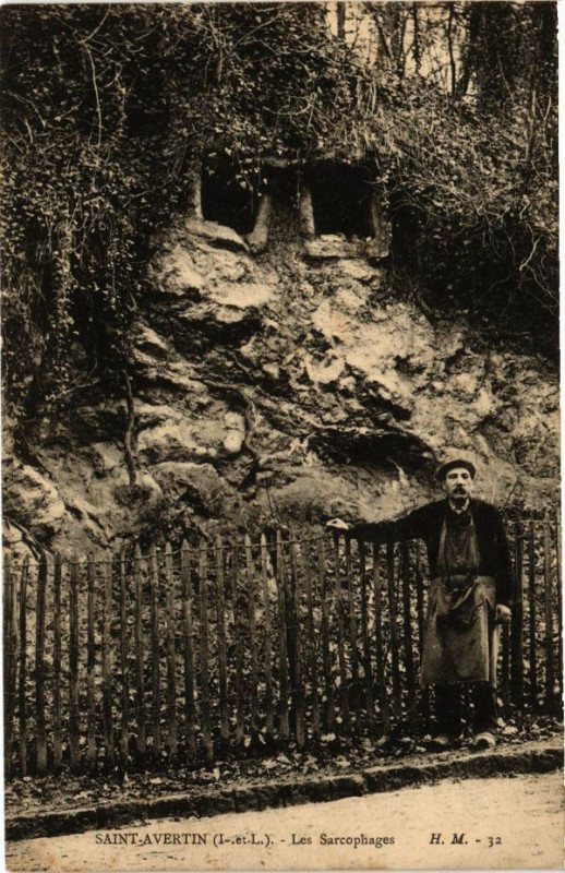 Carte postale ancienne Saint-Avertin - Les Sarcophages à Saint-Avertin