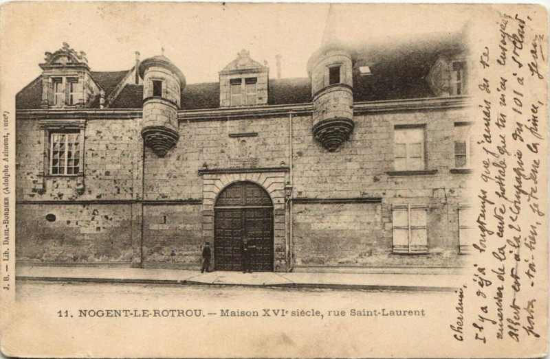 Carte postale ancienne Nogent-le-Rotrou-Maison XVIe siécle-Rue Saint-Jean à Nogent-le-Rotrou