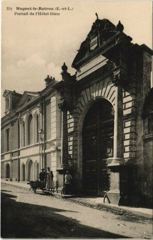 Carte postale ancienne Nogent-le-Rotrou-Portail de l'Hotel Dieu à Nogent-le-Rotrou