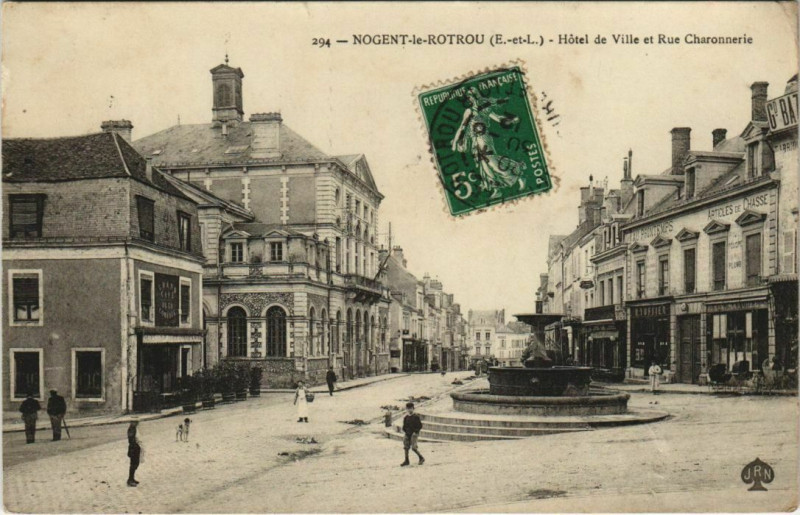 Carte postale ancienne Nogent-le-Rotrou-Hotel de Ville et Rue Charonnerie à Nogent-le-Rotrou