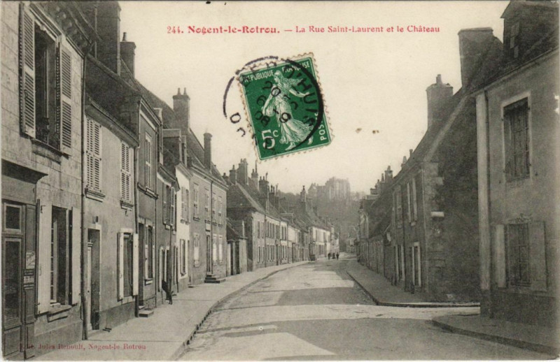 Carte postale ancienne Nogent-le-Rotrou-La Rue Saint-Laurent et le Chateau à Nogent-le-Rotrou