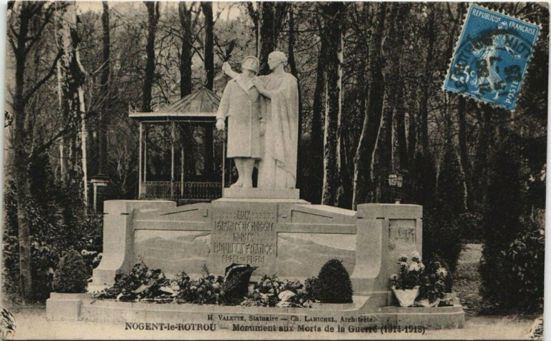 Carte postale ancienne Nogent-le-Rotrou-Monument aux Morts de la Guerre à Nogent-le-Rotrou