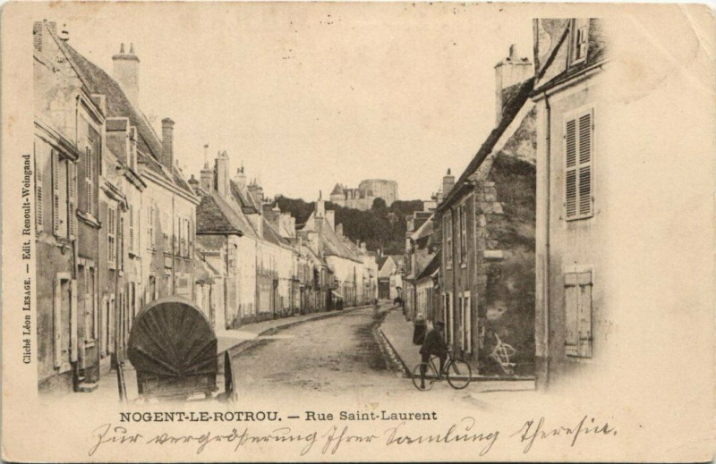 Carte postale ancienne Nogent-le-Rotrou-Rue Saint-Laurent à Nogent-le-Rotrou