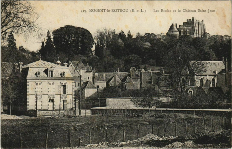 Carte postale ancienne Nogent-le-Rotrou-Les Ecoles et le Chateau Saint-Jean à Nogent-le-Rotrou