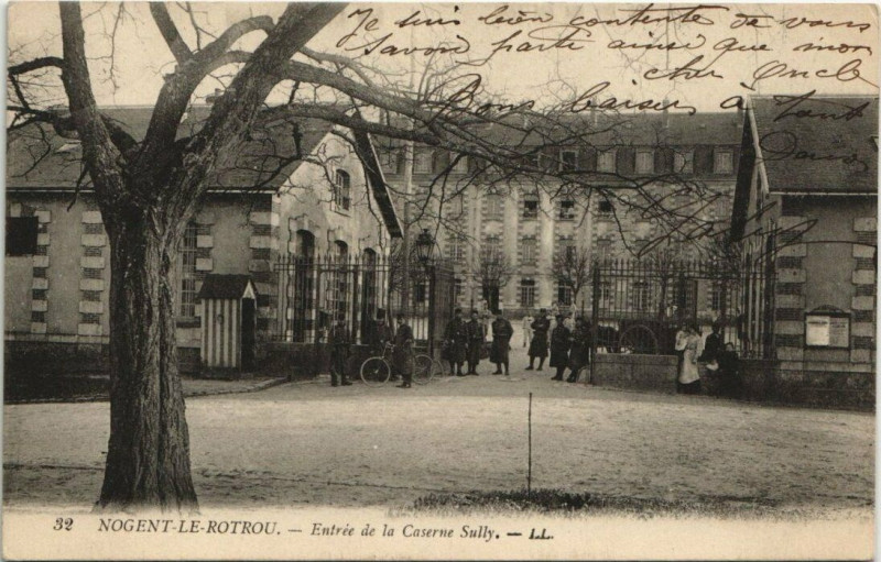 Carte postale ancienne Nogent-le-Rotrou-Entrée de la Caserne Sully à Nogent-le-Rotrou