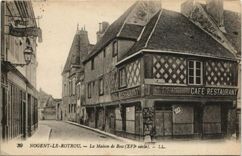 Carte postale ancienne Nogent-le-Rotrou-La Maison de Bois à Nogent-le-Rotrou