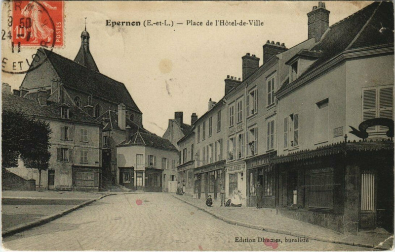 Carte postale ancienne Epernon-Place de I'Hotel de Ville à Épernon