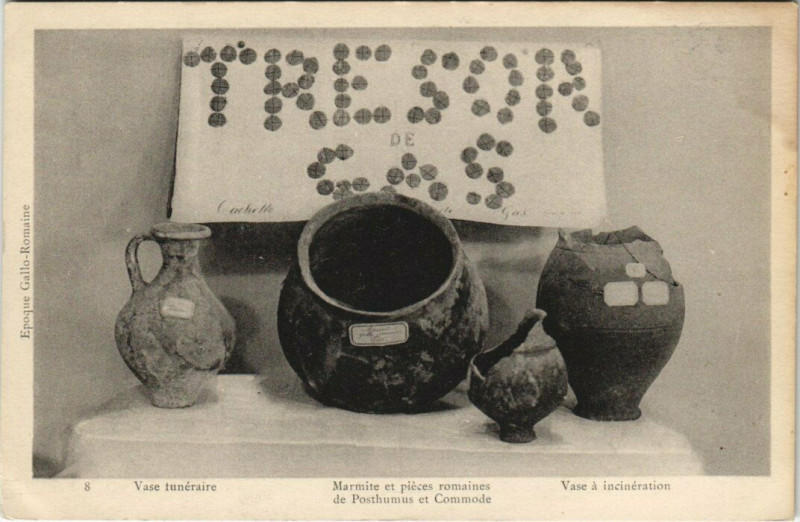 Carte postale ancienne Marmite et pieces romaines de Posthumus et Commode