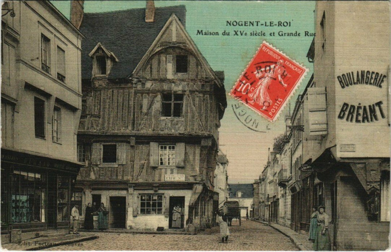 Carte postale ancienne Nogent-le-Roi-Maison du Xv siecle et Grande Rue à Nogent-le-Roi