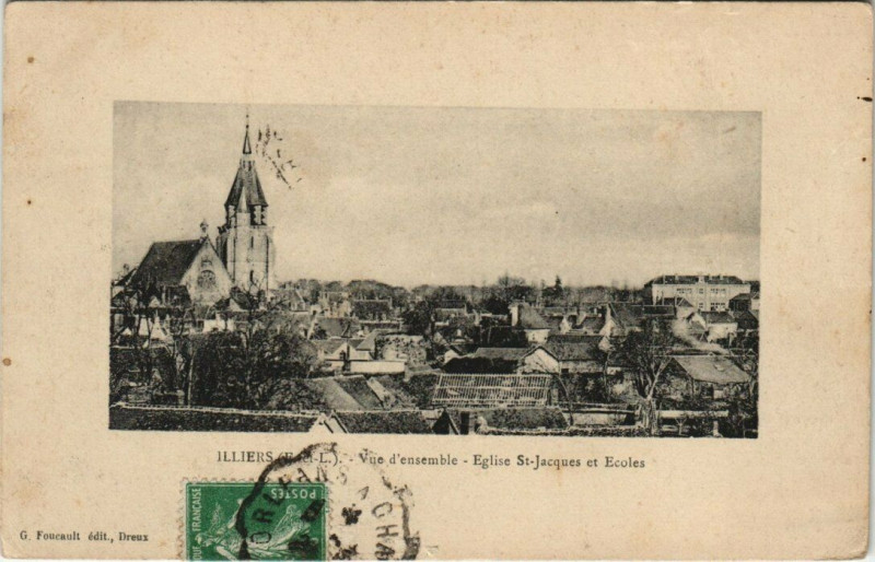 Carte postale ancienne Illiers - Vue d'ensemble Eglise Saint-Jacques et Ecoles