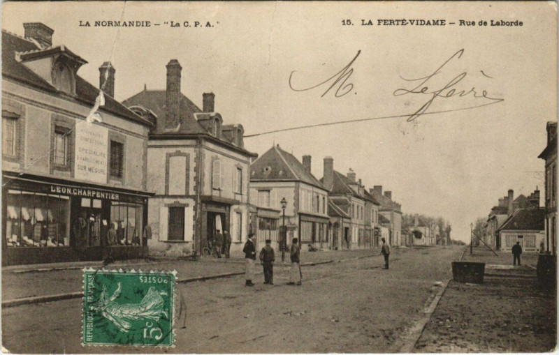 Carte postale ancienne La Ferte-Vidame - Rue de Laborde à La Ferté-Vidame