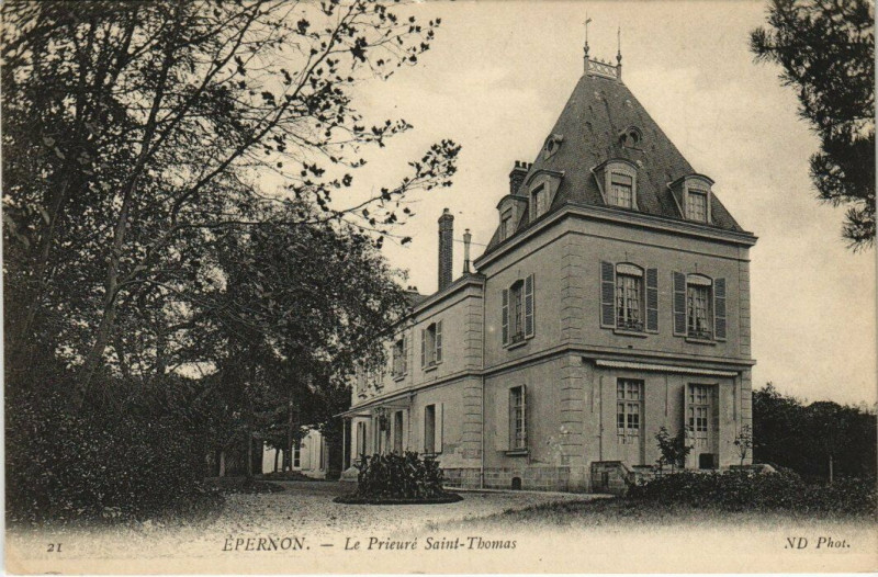 Carte postale ancienne Epernon-Le Prieure St-Thomas à Épernon