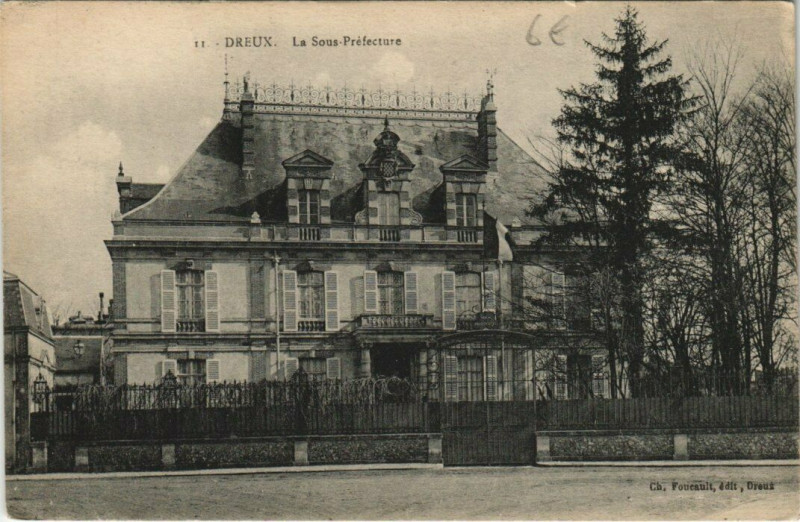Carte postale ancienne Dreux - La Sous Prefecture à Dreux