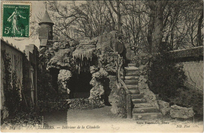 Carte postale ancienne Illiers - Interieur de la Citadelle