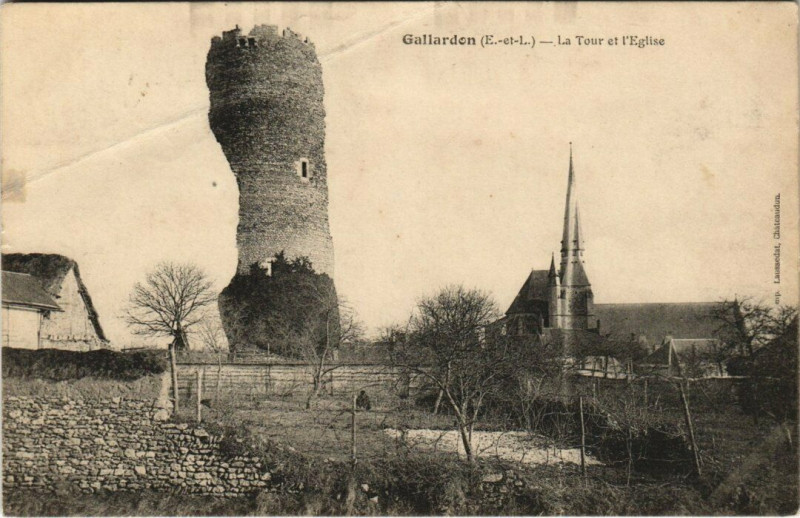 Carte postale ancienne Gallardon - La Tour et l'Eglise à Gallardon