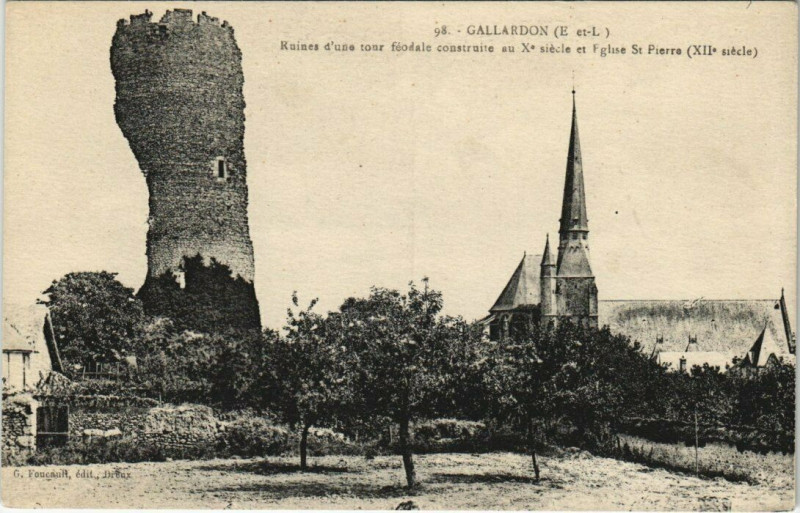 Carte postale ancienne Gallardon - Ruines d'une tour feodale construite au X siecle à Gallardon