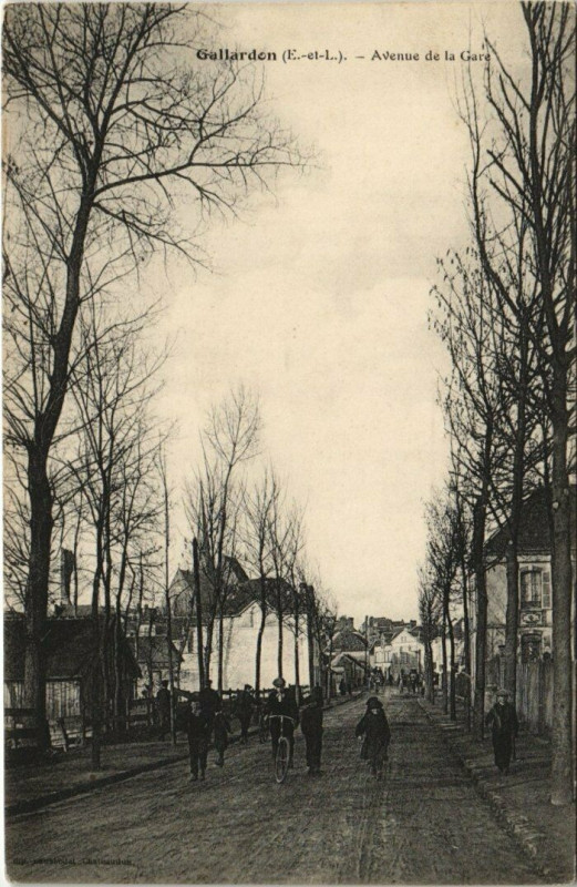 Carte postale ancienne Gallardon - Avenue de la Gare à Gallardon