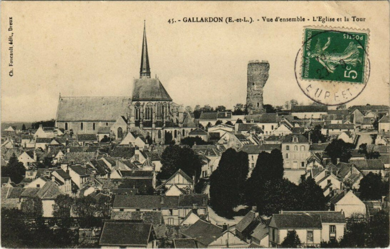 Carte postale ancienne Gallardon - Vue d'ensemble L'Eglise et la Tour à Gallardon