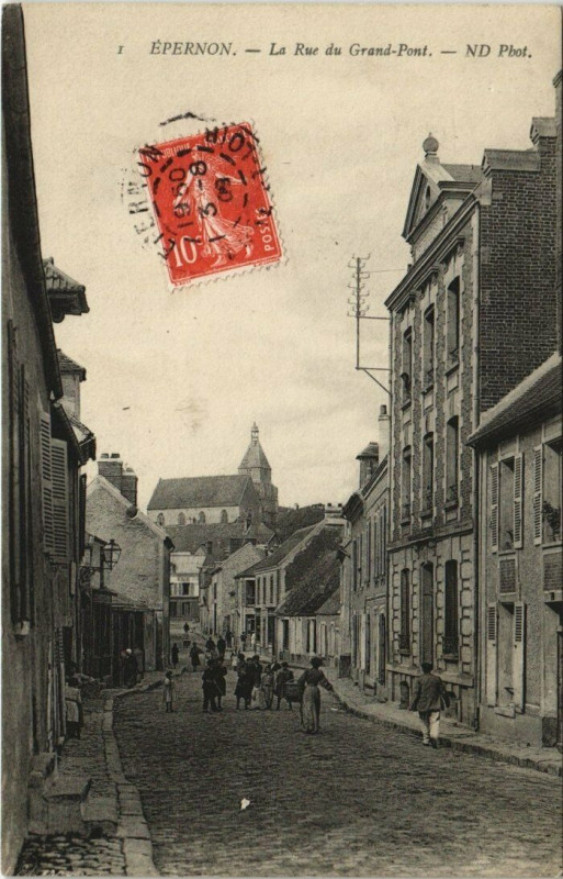 Carte postale ancienne Epernon - La Rue du Grand Pont à Épernon