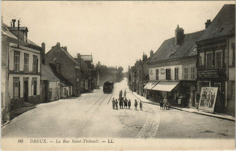 Carte postale ancienne Dreux - La Rue St-Thibault à Dreux