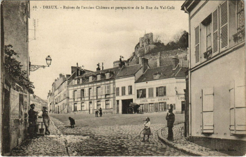 Carte postale ancienne Dreux - Ruines de l'ancien Chateau et perspective à Dreux