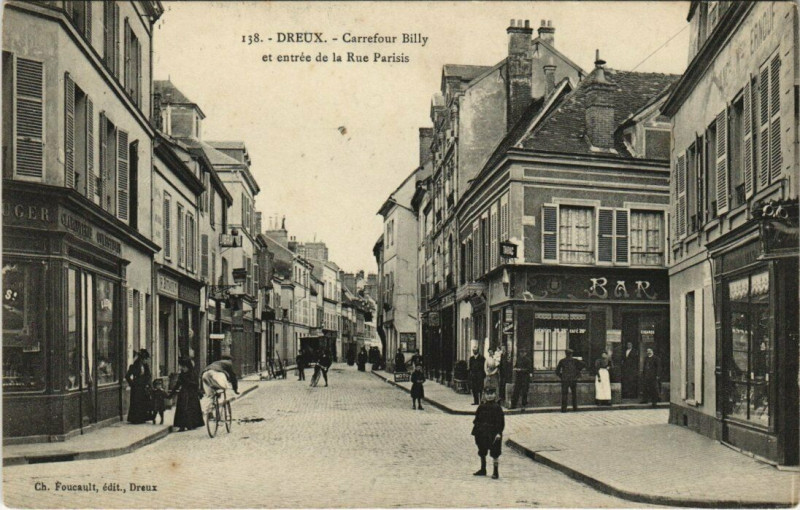 Carte postale ancienne Dreux - Carrefour Billy et entree de la rue Parisis à Dreux