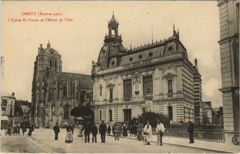 Carte postale ancienne Dreux - L'Eglie St-Pierre et l'Hotel de Ville à Dreux