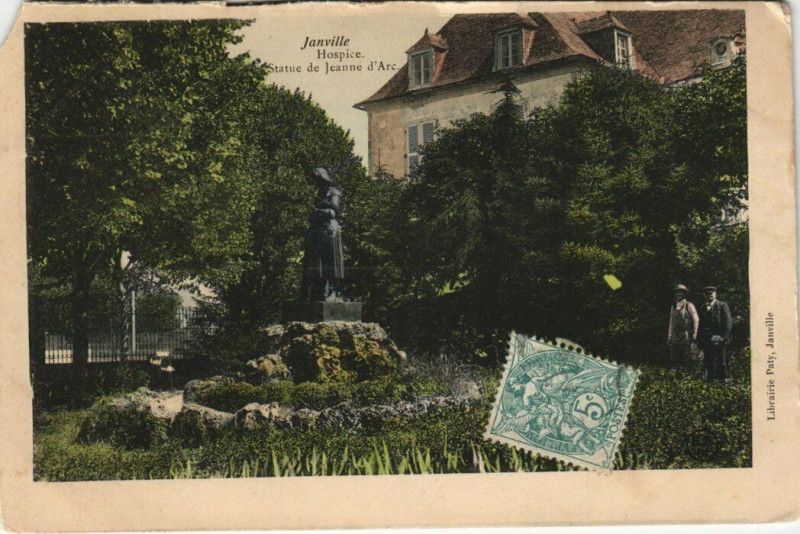 Carte postale ancienne Janville Hospice Statue de Jeanne d'Arc