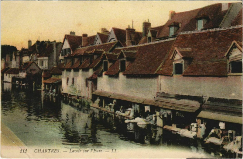 Carte postale ancienne Chartres -Lavoir sur l'Eure à Chartres