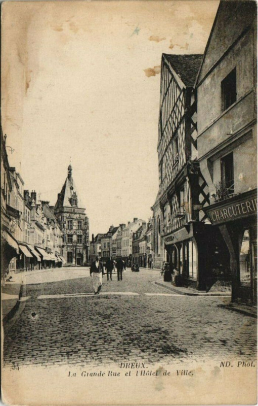 Carte postale ancienne Dreux - La Grande Rue et l'Hotel de Ville à Dreux