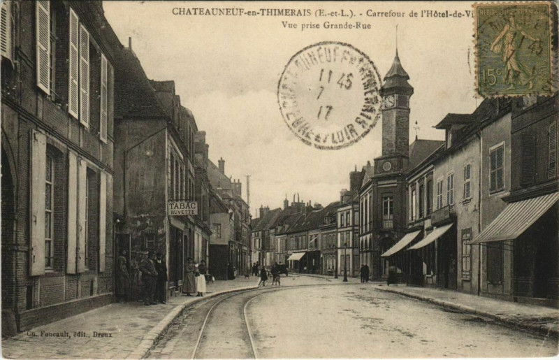 Carte postale ancienne Chateauneuf-en-Thymerais - Carrefour de l'Hotel-de-Ville.. à Châteauneuf-en-Thymerais