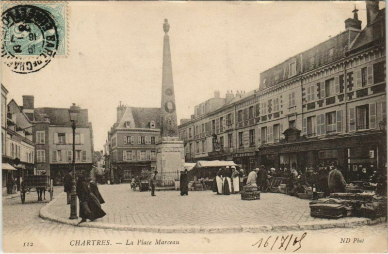 Carte postale ancienne Chartres - La Place Marceau à Chartres