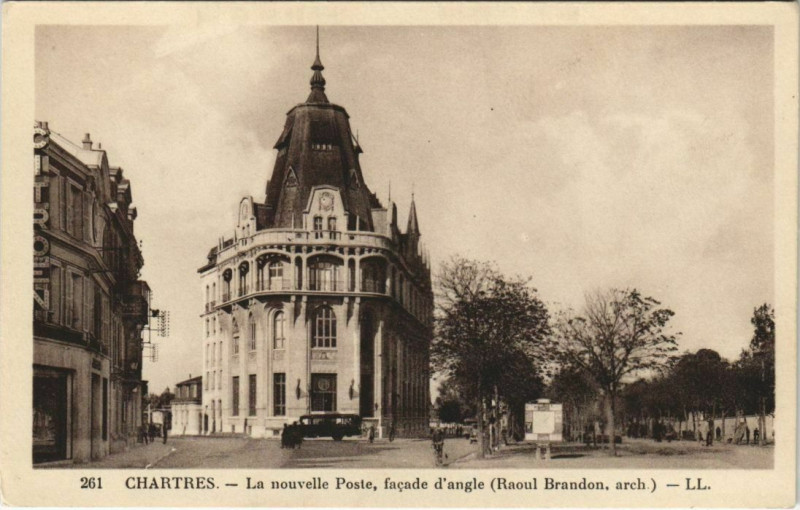 Carte postale ancienne Chartres - La nouvelle Poste,facade d'angle (Raoul Brandon à Chartres